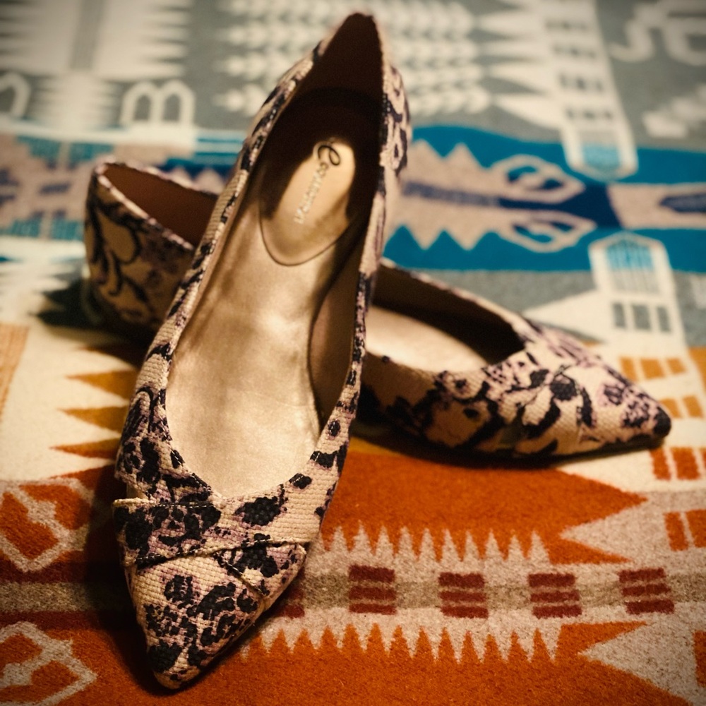 COLLECTION 🌸 Flats With Floral Pattern In Size 8